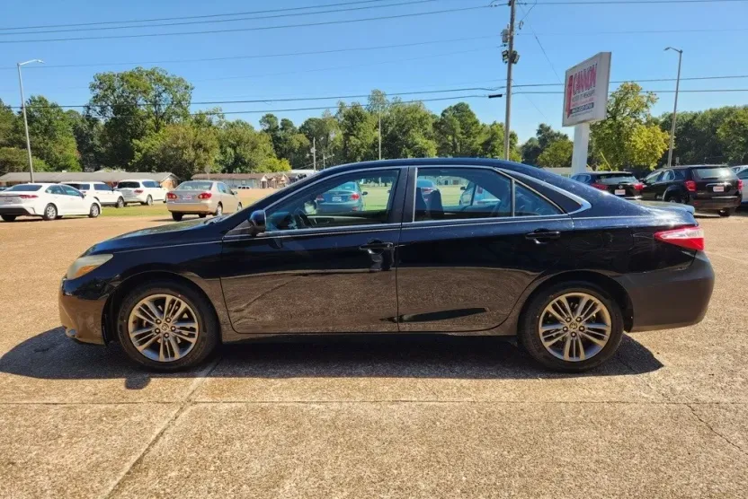 2016 Toyota Camry SE photo 1
