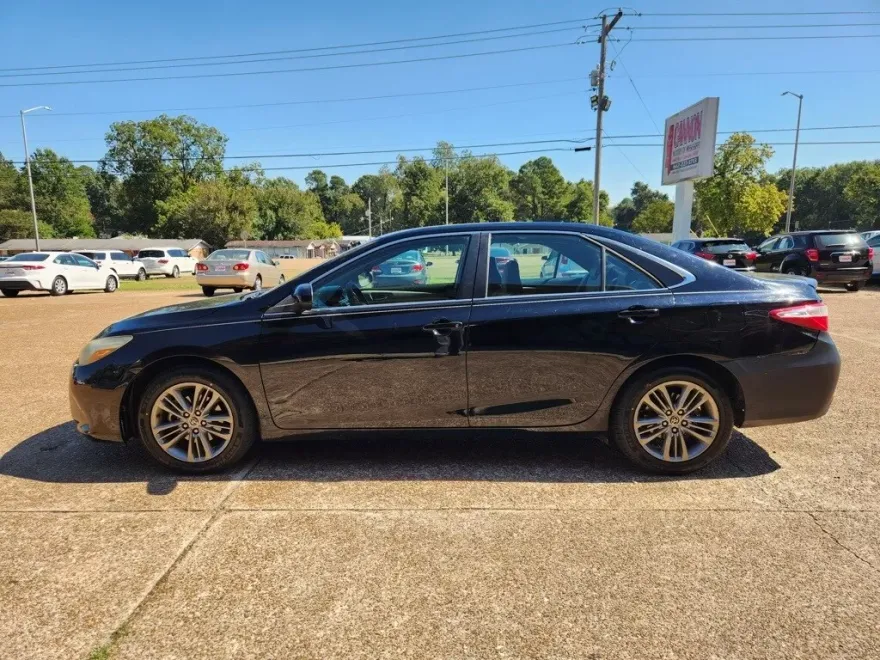 2016 Toyota Camry SE photo 1