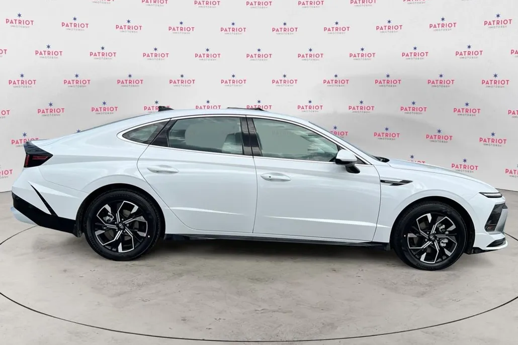 2025 Hyundai Sonata SEL photo 1