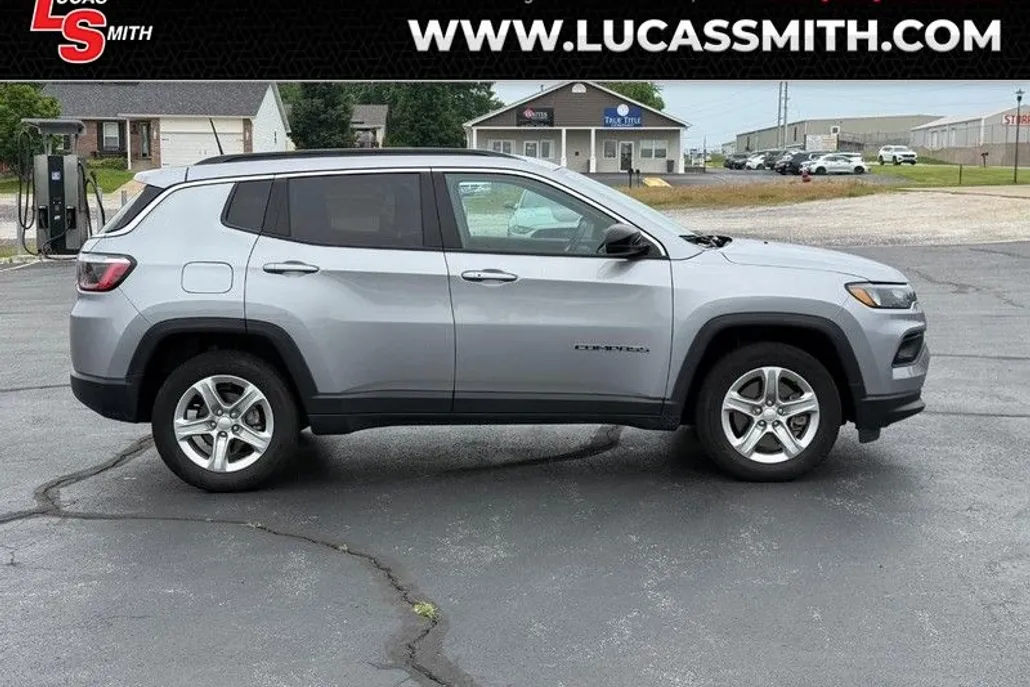 2024 Jeep Compass Latitude photo 1