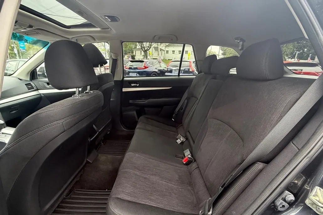 2013 Subaru Outback 2.5i Premium photo 1