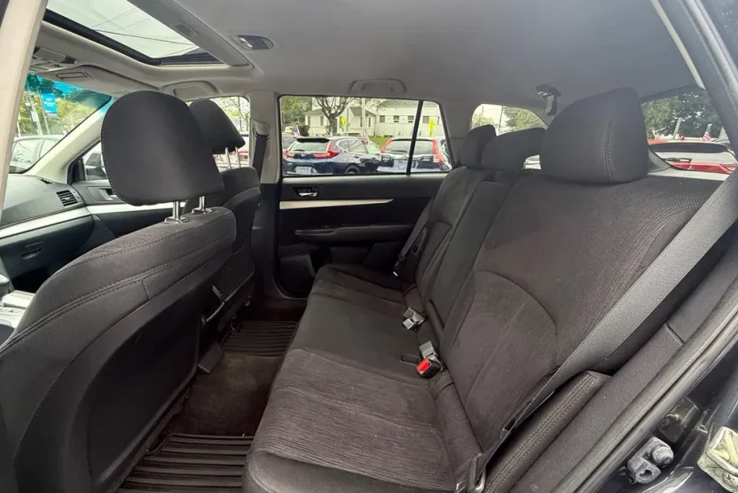 2013 Subaru Outback 2.5i Premium photo 1