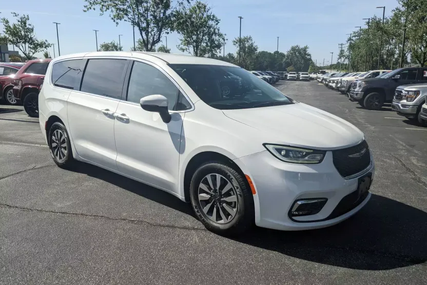 2023 Chrysler Pacifica Hybrid Touring L photo 1