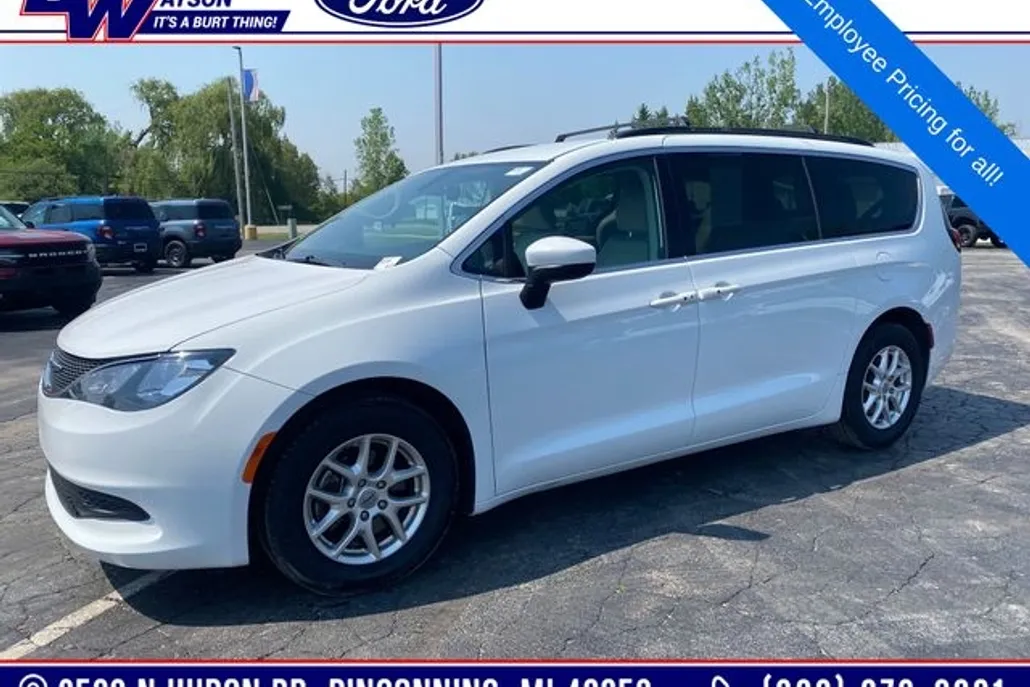 2021 Chrysler Voyager LXi photo 1