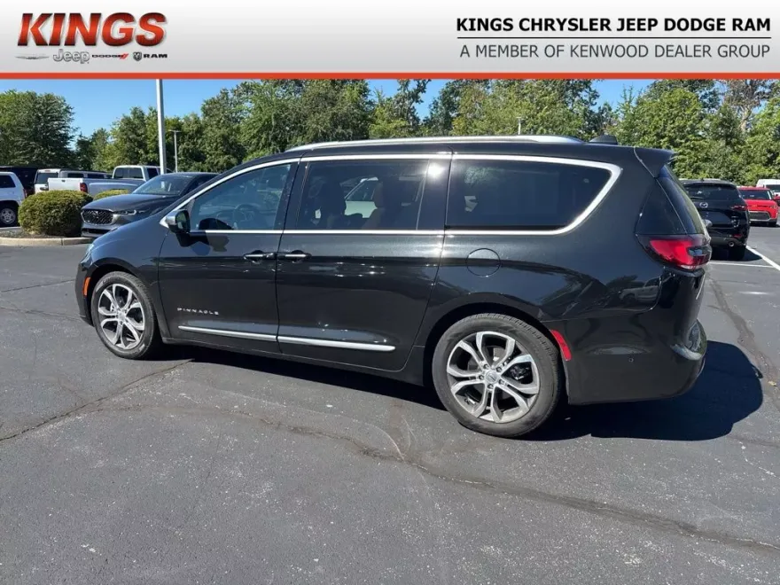 2022 Chrysler Pacifica Pinnacle photo 1
