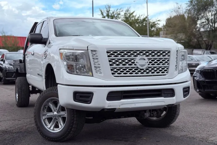 2017 Nissan Titan Crew Cab S photo 1