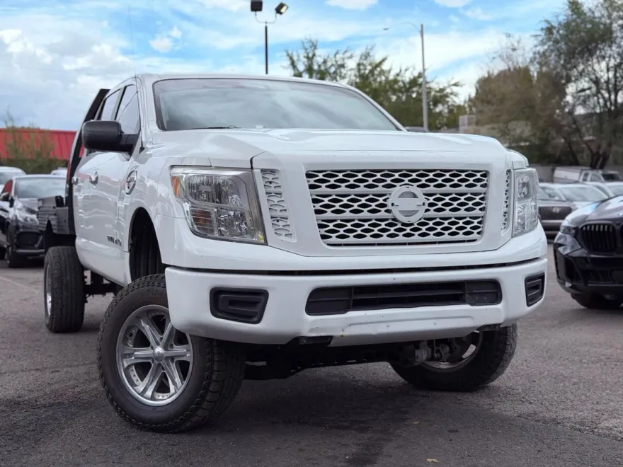 2017 Nissan Titan Crew Cab S photo 1