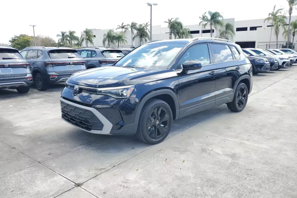 2025 Volkswagen Taos SE photo 1