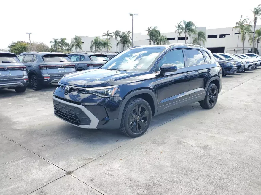 2025 Volkswagen Taos SE photo 1