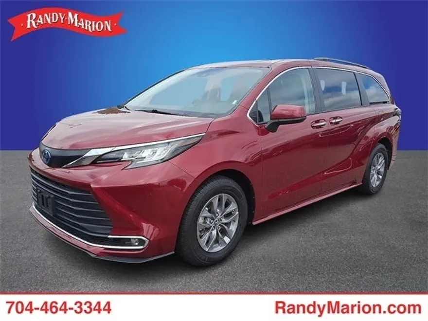 2023 Toyota Sienna XLE photo 1