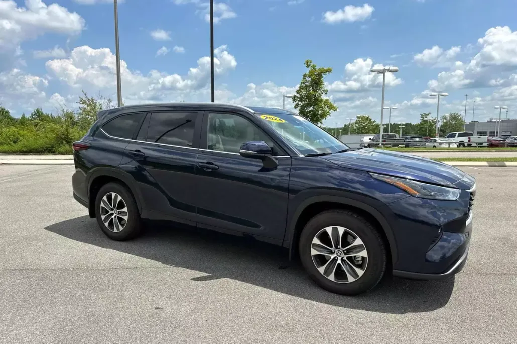 2024 Toyota Highlander LE photo 1
