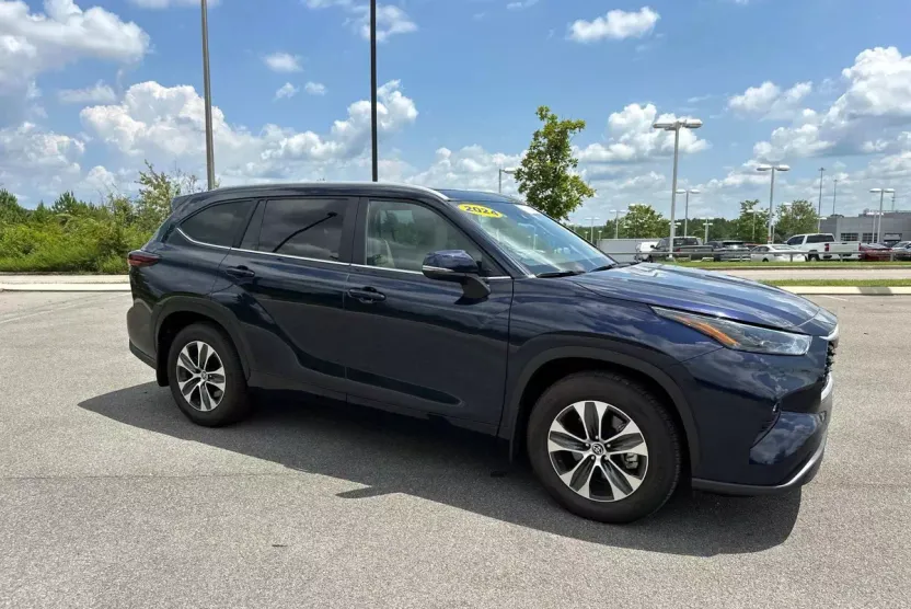 2024 Toyota Highlander LE photo 1