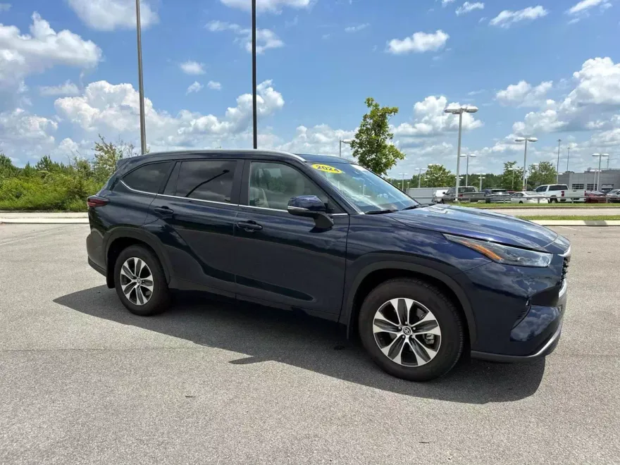 2024 Toyota Highlander LE photo 1