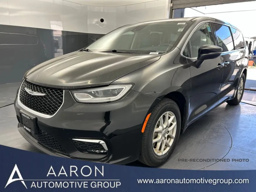 2023 Chrysler Pacifica Touring L photo 1
