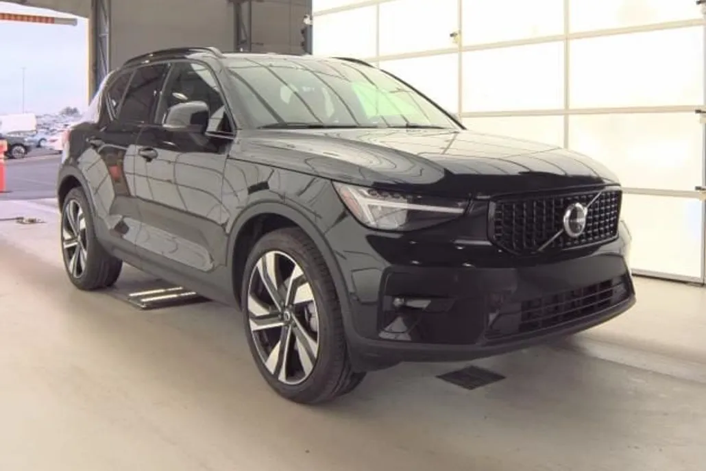 2025 Volvo XC40 Plus photo 1
