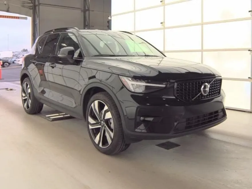 2025 Volvo XC40 Plus photo 1