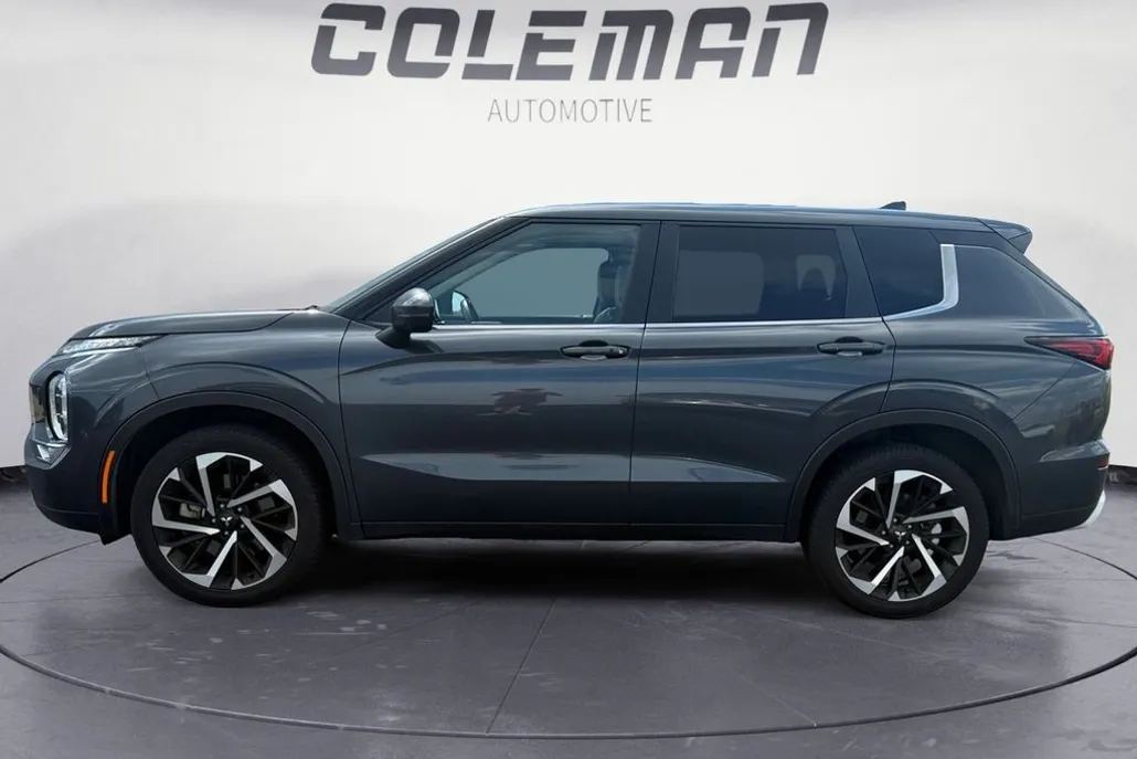 2024 Mitsubishi Outlander SE photo 1