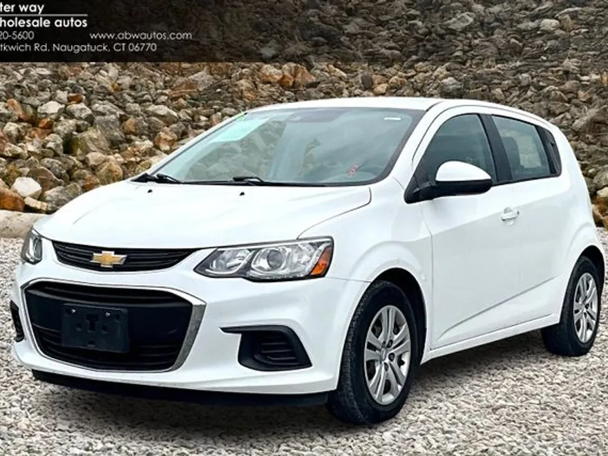 2019 Chevrolet Sonic LT photo 1