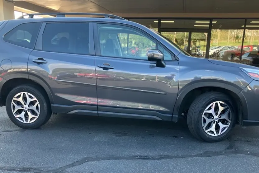 2023 Subaru Forester Premium photo 1