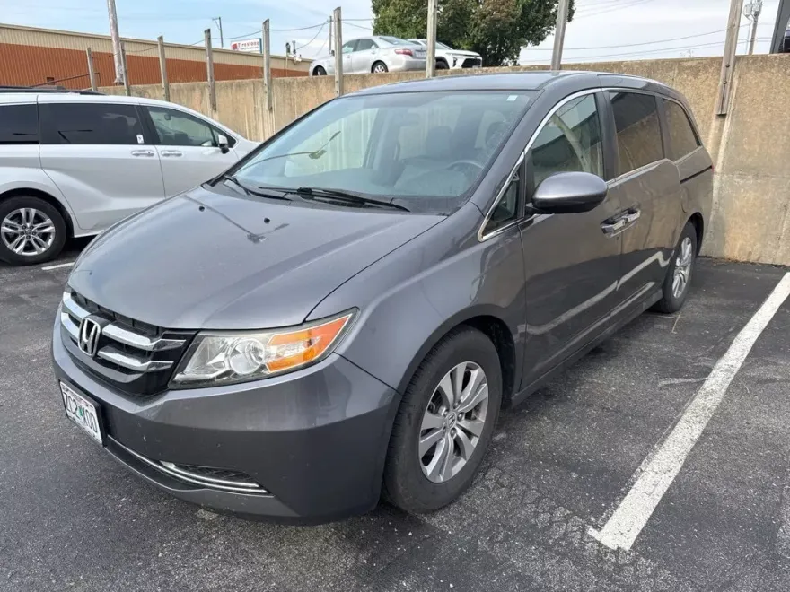 2017 Honda Odyssey SE photo 1