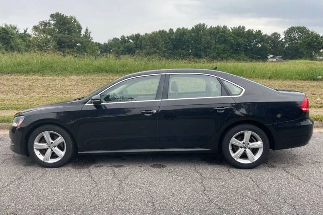 2012 Volkswagen Passat SE photo 1