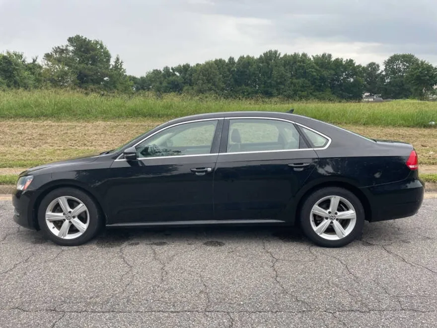 2012 Volkswagen Passat SE photo 1