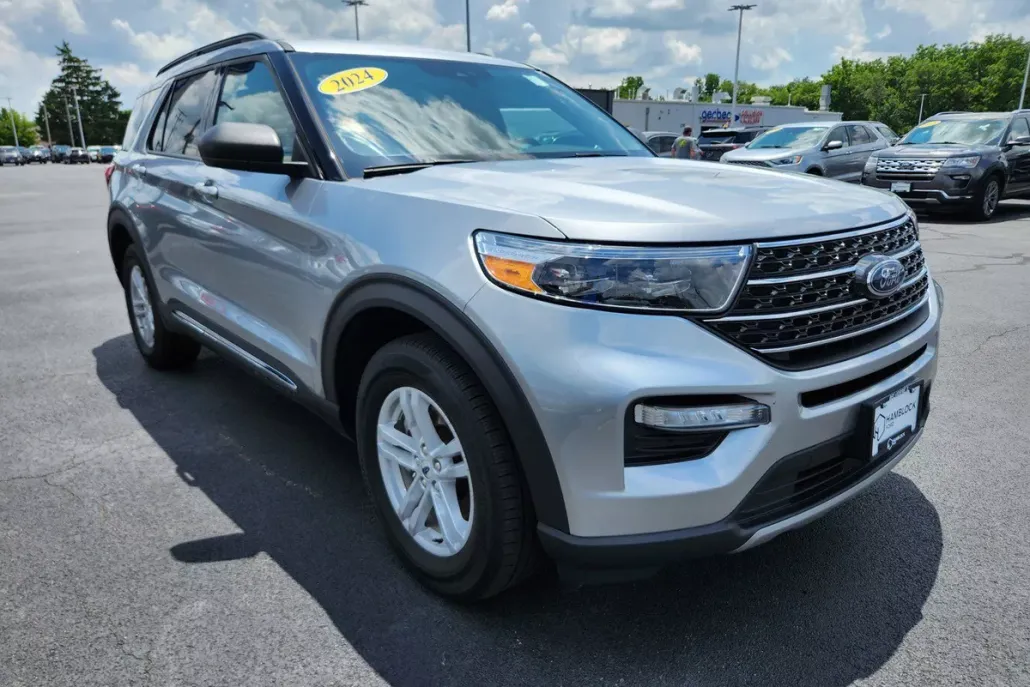 2024 Ford Explorer XLT photo 1