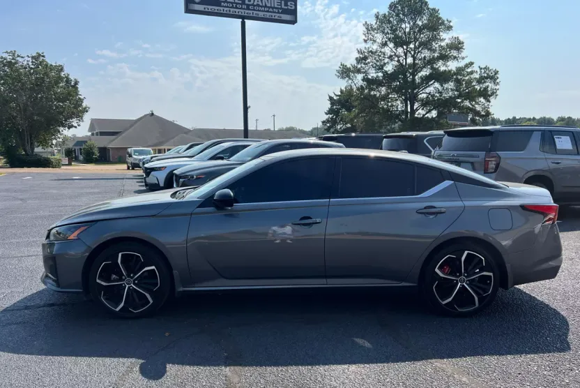 2024 Nissan Altima 2.5 SR photo 1