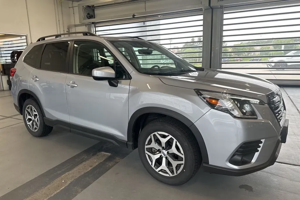 2024 Subaru Forester Premium Base photo 1