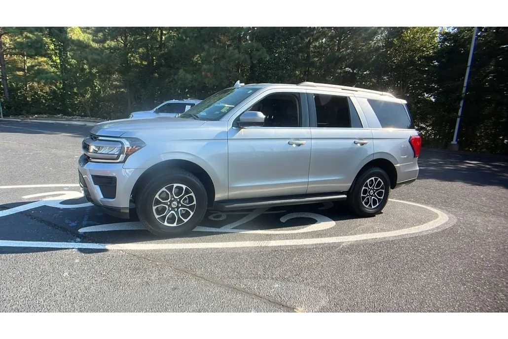 2024 Ford Expedition XLT photo 1
