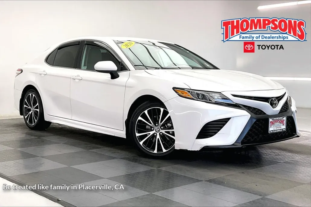 2020 Toyota Camry SE photo 1