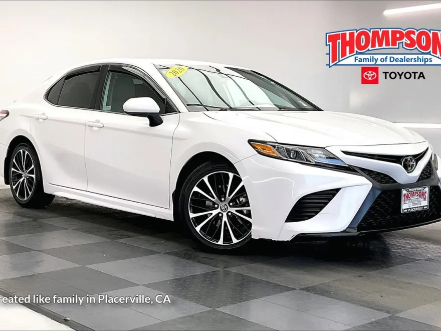 2020 Toyota Camry SE photo 1