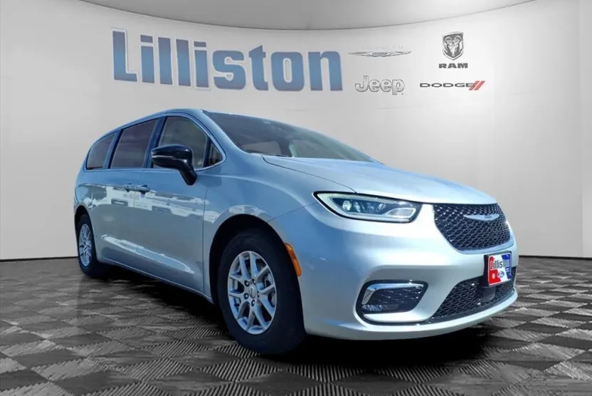 2024 Chrysler Pacifica Touring L photo 1