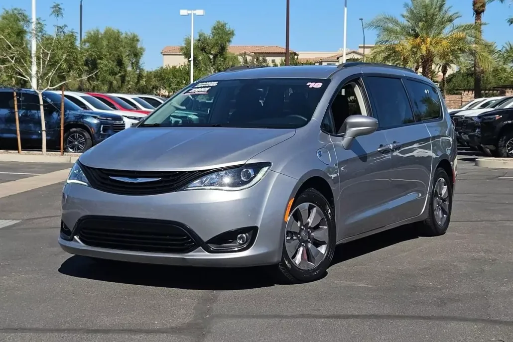 2018 Chrysler Pacifica Hybrid Touring L photo 1