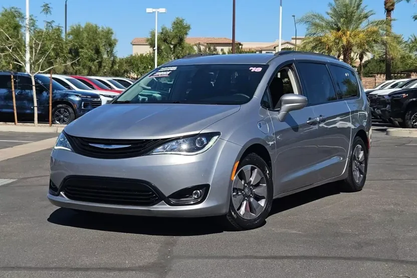 2018 Chrysler Pacifica Hybrid Touring L photo 1