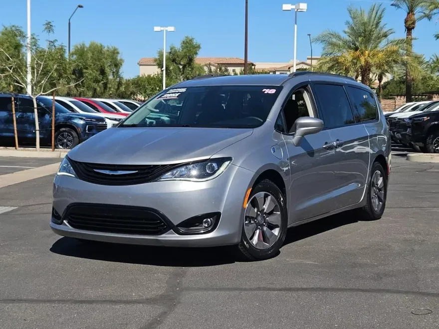 2018 Chrysler Pacifica Hybrid Touring L photo 1