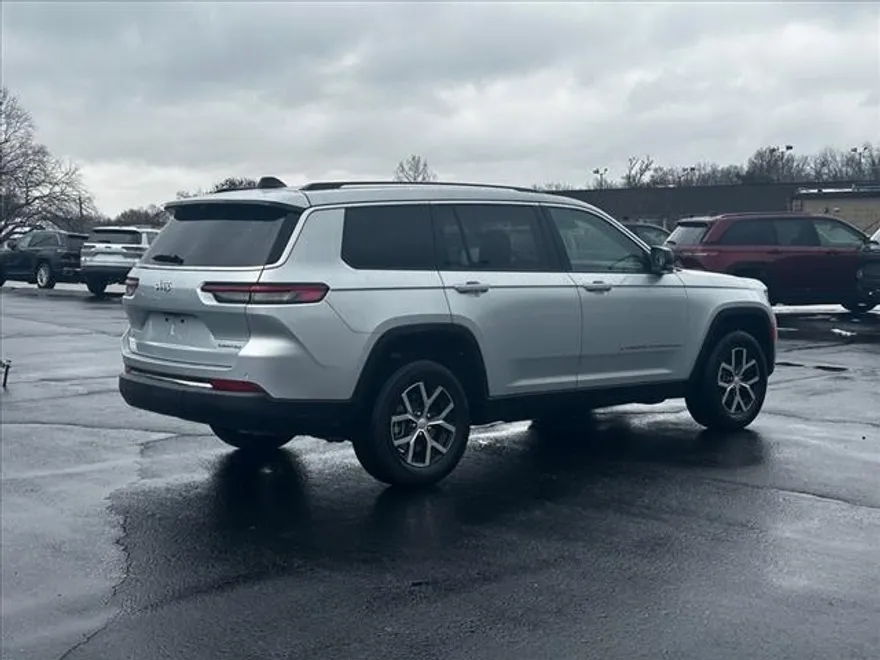 2024 Jeep Grand Cherokee Limited photo 3