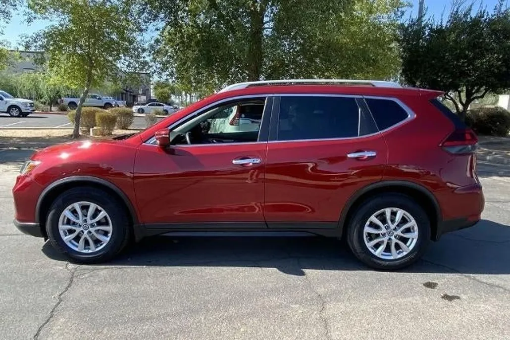 2018 Nissan Rogue SV photo 1