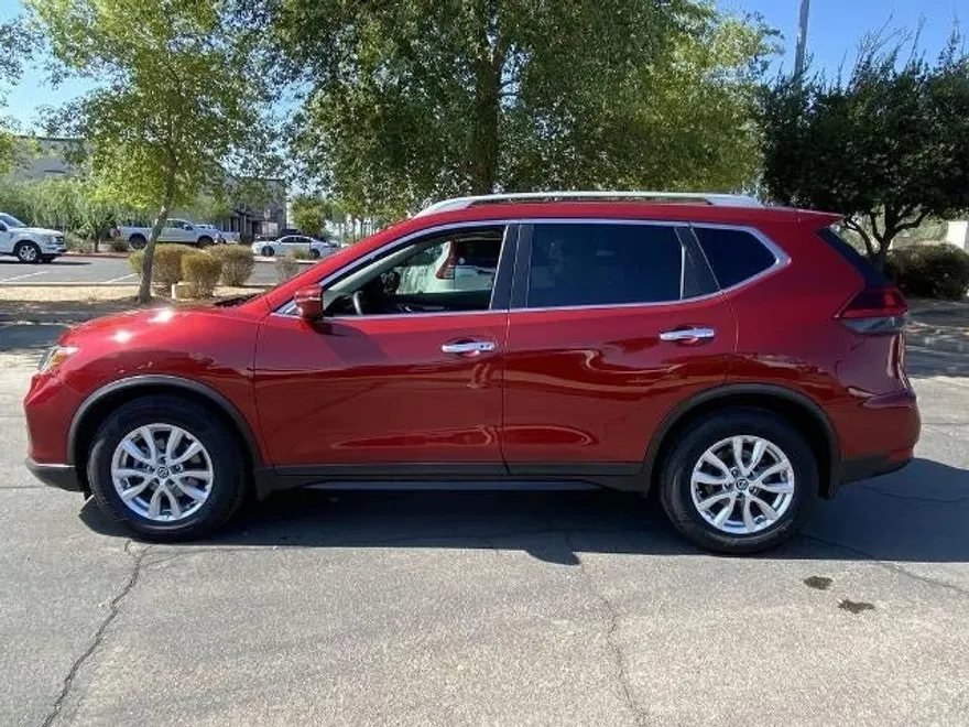 2018 Nissan Rogue SV photo 1