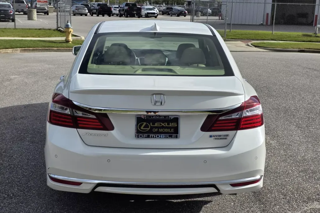 2017 Honda Accord Hybrid Touring photo 1