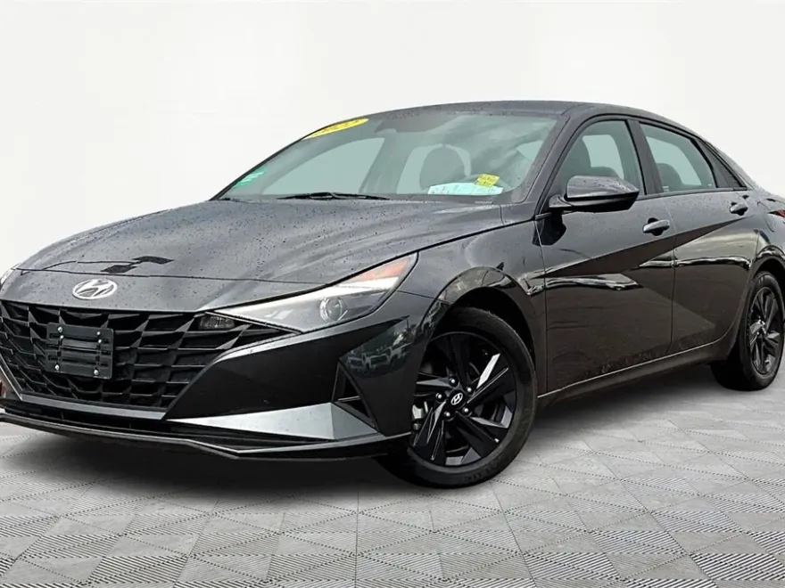 2022 Hyundai Elantra SEL photo 1