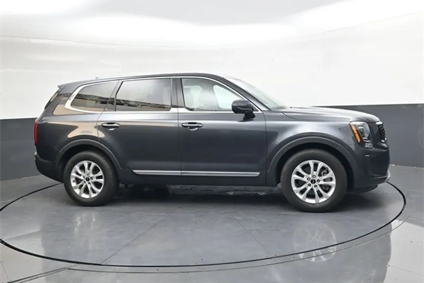 2022 Kia Telluride LX photo 1