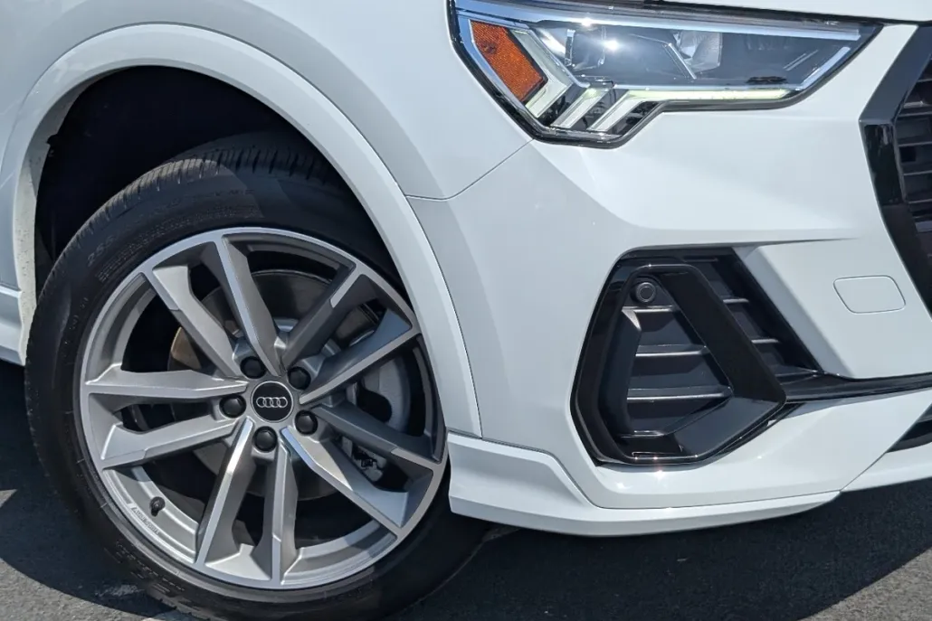 2025 Audi Q3 S line Premium photo 1