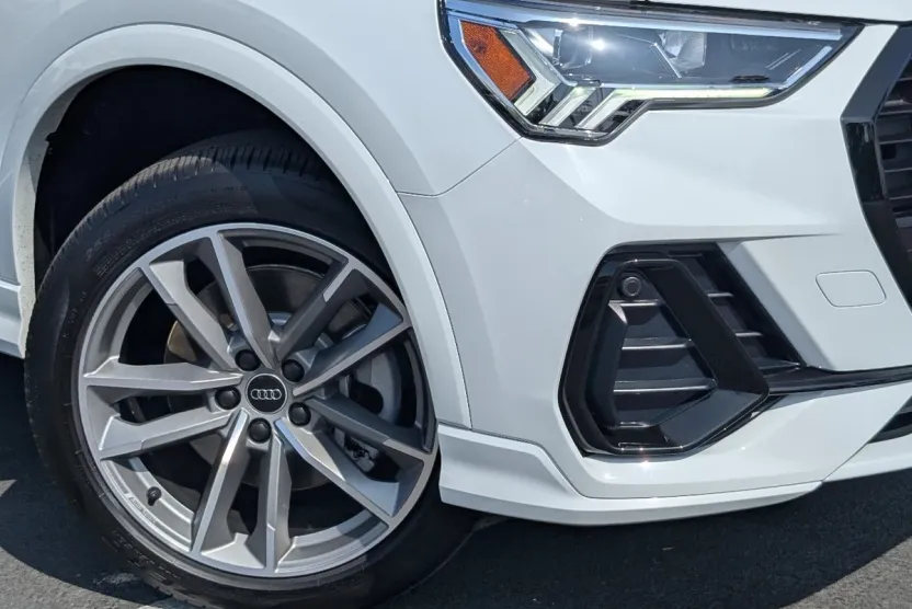 2025 Audi Q3 S line Premium photo 1