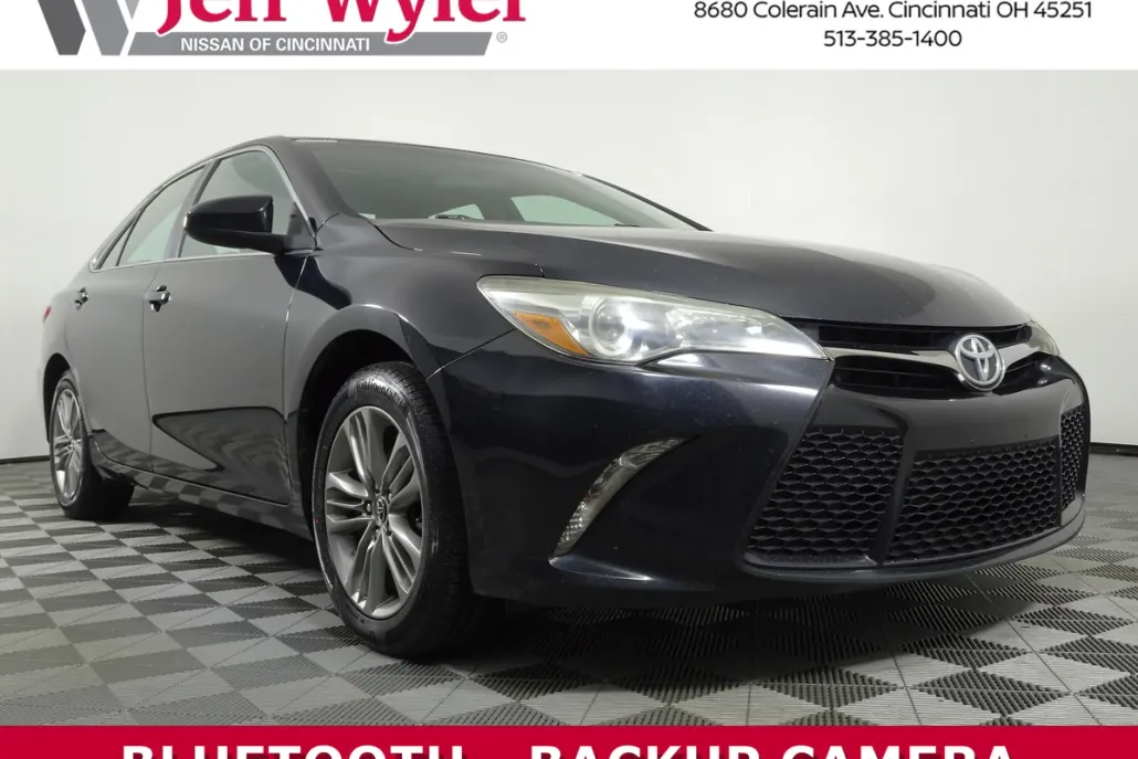 2017 Toyota Camry SE photo 1