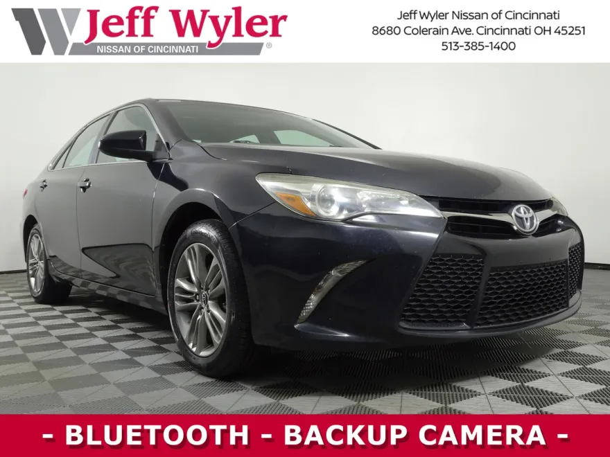 2017 Toyota Camry SE photo 1