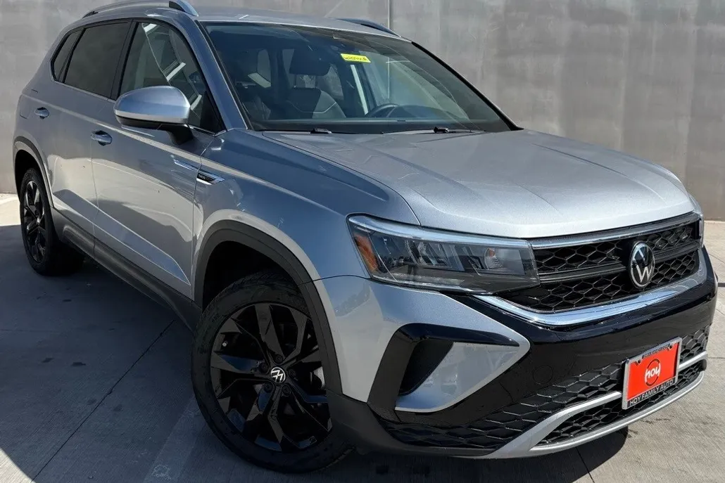 2024 Volkswagen Taos SE photo 1