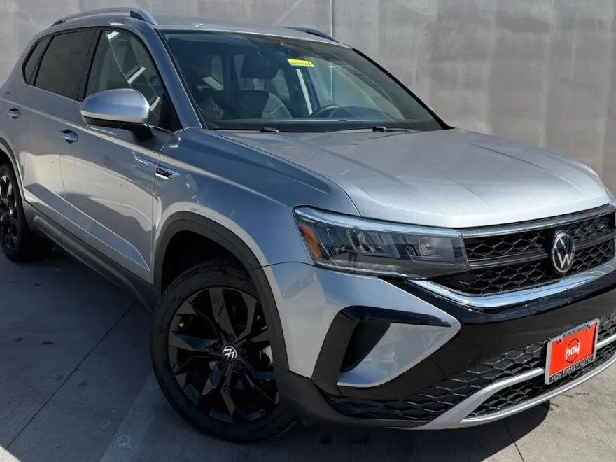 2024 Volkswagen Taos SE photo 1