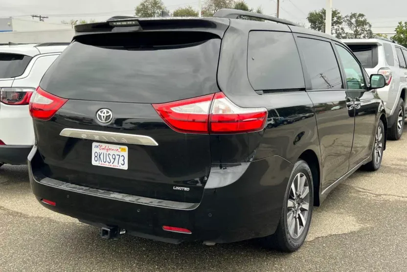 2019 Toyota Sienna Limited photo 1