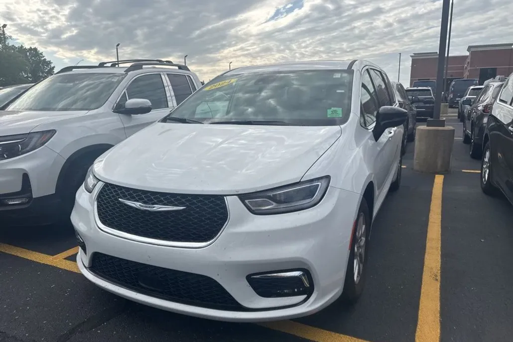 2024 Chrysler Pacifica Touring L photo 1